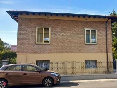 Casa indipendente in Vendita in Via La Spezia a Modena