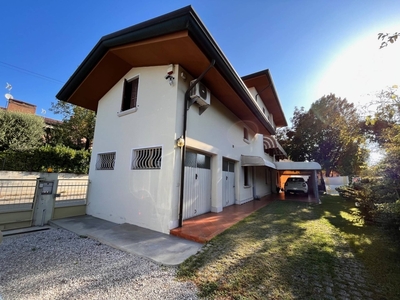 Casa indipendente in Via del Pedron, Pordenone, 8 locali, 3 bagni