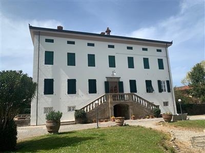 Casa semindipendente in buono stato di 380 mq. a Massa Macinaia