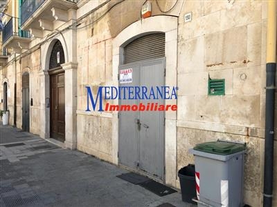 Locale commerciale in affitto a Giovinazzo Posta Centrale
