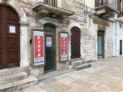 Locale commerciale in affitto a Ruvo di Puglia C.so G. Jatta