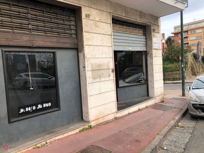 Negozio/Locale commerciale in Vendita in Via Alessandro Manzoni a Napoli