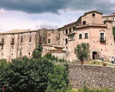 Palazzo in Vendita in Via chiesa a Caserta