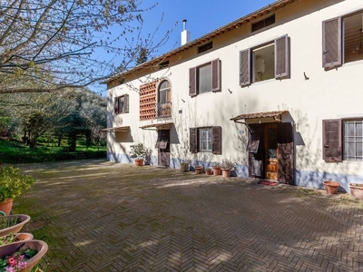 Rustico/Casale in Vendita in Via per Gattaiola e Meati a Lucca