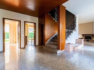 Villa a Modena, 14 locali, 3 bagni, giardino privato, arredato, 250 m²