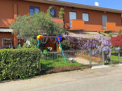 Villa a schiera a Inveruno, 4 locali, 3 bagni, giardino privato
