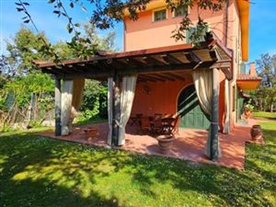 Villa in buono stato di 350 mq. a Vittoria Apuana