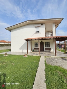 Villa in Vendita in Strada Lunga 36 a Latina