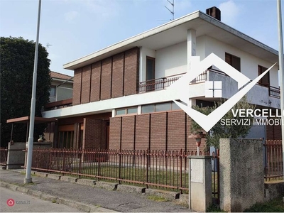 Villa in Vendita in Via Leoncavallo a Novara