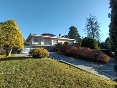 Villa in Vendita in Via Macchi a Varese