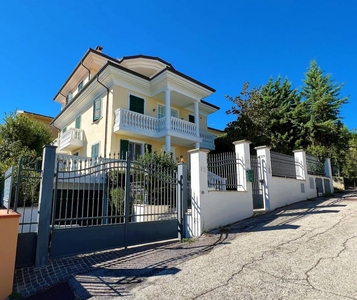 villa indipendente in vendita a Fermo