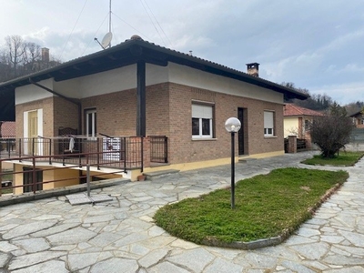 Castelnuovo don Bosco villa libera 4 lati centro paese