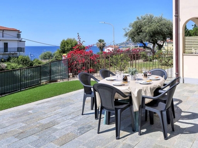 Appartamento a Riva Ligure con giardino e terrazza