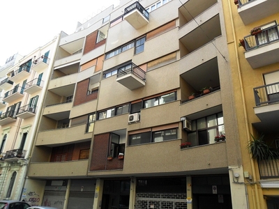 Appartamento di 3 vani /103 mq a Bari - Murat (zona semicentrale)