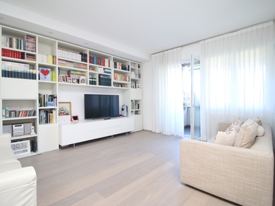 Appartamento in Vendita a Como, 450'000€, 177 m², con Box