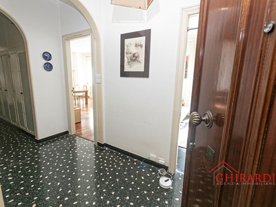 Appartamento in Vendita a Genova, zona Sestri Ponente, 175'000€, 111 m²