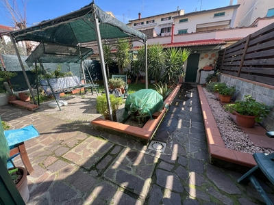 Casa indipendente con giardino in via dei gobbi, Prato