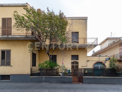 Casa Indipendente in Vendita a Catania, 200'000€, 200 m², con Box
