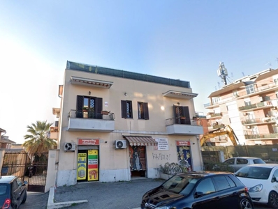 Casa indipendente in Vendita in Via Raffaele Morghen a Napoli
