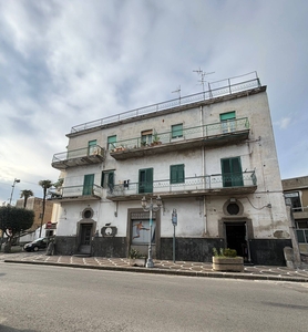 Stabile/Palazzo con terrazzo a Castello di Cisterna