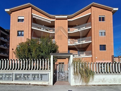 Trilocale in Vendita a L'Aquila, zona Piazza d'Armi, 149'000€, 95 m²