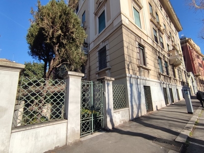 Ufficio in Affitto a Roma, 3'800€, 260 m²
