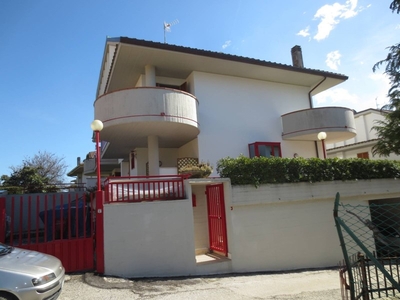 Villa bifamiliare in Vendita a Ascoli Piceno, zona Monticelli Alto, 269'000€, 308 m²