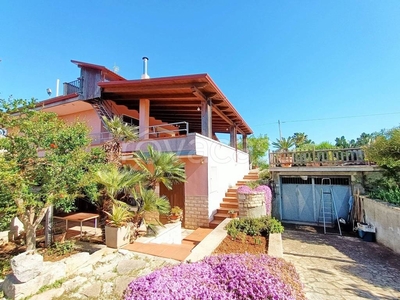 Villa Bifamiliare in vendita a Conversano via Polignano, 26