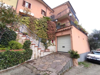 Villa bifamiliare in vendita a Serravalle Pistoiese Pistoia Castellina