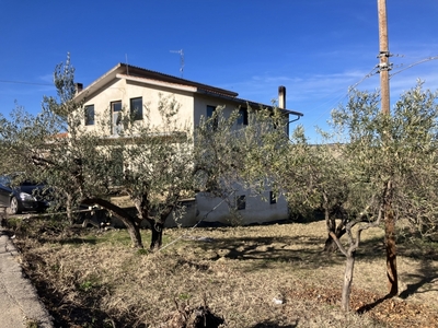 Villa con giardino a Gissi