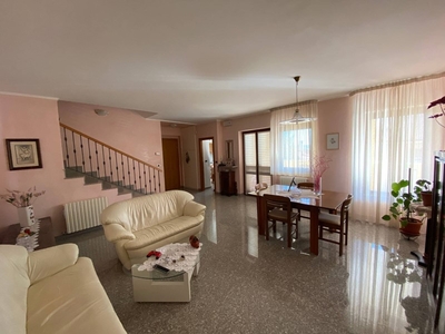 Villa in Vendita a Ascoli Piceno, zona Borgo Solestà, 410'000€, 400 m²