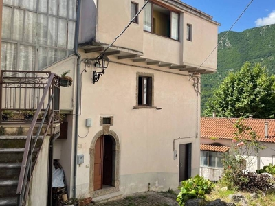 Villa in vendita a Pizzone via Vittorio Veneto