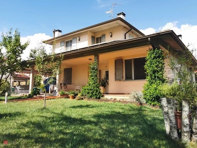 Villa in Vendita in Via Primo Savani a Felino