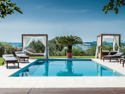 Villa Roberta con piscina e parco, circondata dalla campagna, a soli 20 minuti dalle spiagge di Fano