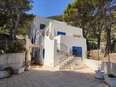 Casa indipendente con terrazzi a Favignana