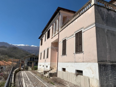 Casa indipendente con terrazzo a Morino