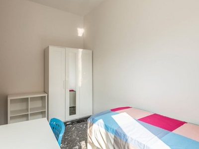 Stanza in affitto in appartamento con 4 camere da letto a Bolognina
