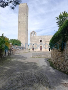 Appartamento Trilocale da ristrutturare, in vendita in Via Porta Castello 90, Tarquinia