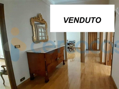 Appartamento Trilocale in ottime condizioni, in vendita in Via Catalani, Genova