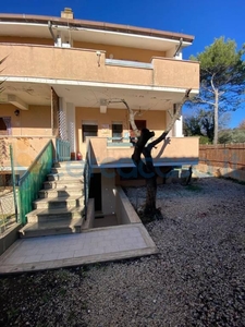 Appartamento Trilocale in vendita in Via Dei Pini, Scandriglia