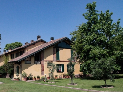 Casa indipendente in vendita 8 Stanze da letto a Pieve Emanuele