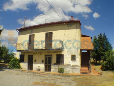 Casa singola da ristrutturare, in vendita in Località Santa Maria Villa, Pienza