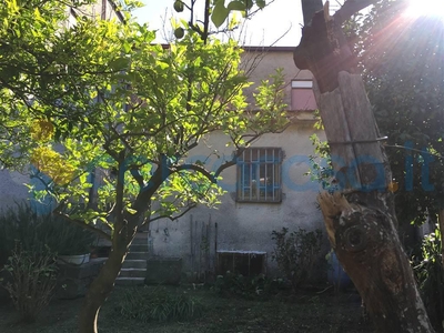 Casa singola da ristrutturare, in vendita in Via Montanara 27, Caserta