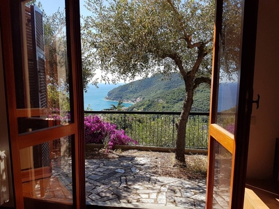 Casa vacanze 'Villino Bougainvillea' con vista mare, terrazza privata e Wi-Fi