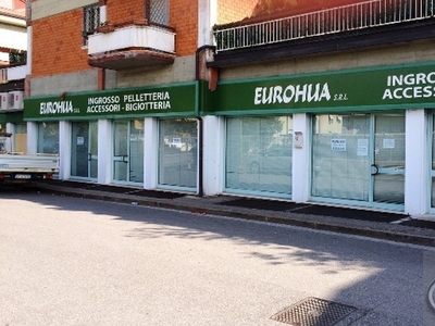Locale commerciale - Oltre 3 vetrine a Brescia ovest, Brescia