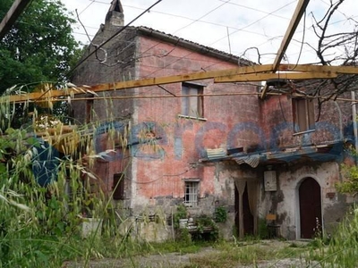Rustico casale da ristrutturare, in vendita in Via Bucciano O Pantaniello 2, Caiazzo