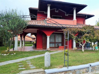 Signorile Villa di recente costruzione con piscina