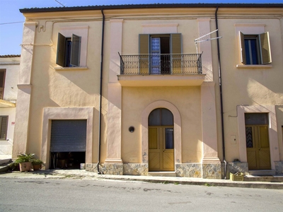 Vendita Appartamento indipendente, in zona CENTRO STORICO, ROSETO CAPO SPULICO