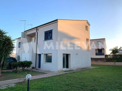 Villa bifamiliare in Vendita a Ragusa, zona Marina di Ragusa, 360'000€, 150 m²