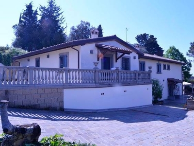 Villa in vendita 5 Stanze da letto a Passignano Sul Trasimeno